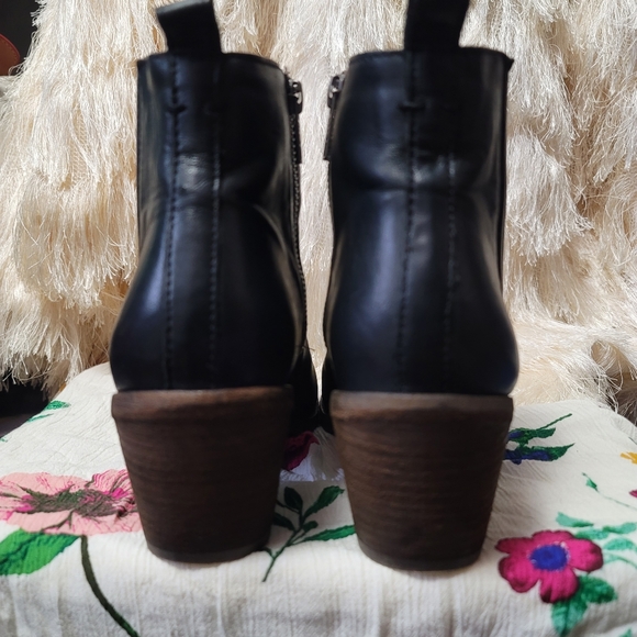 LN.  Frye Boots.  Size 8.  (576) - Picture 5 of 12